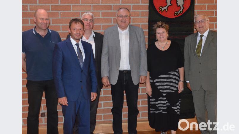 Die Ausstellung eröffnen (von links) Dr. Sebastian Schott, Bürgermeister Jens Meyer, Dr. Andreas Wehrmeyer, Bürgermeister Lothar Höher, Petra Vorsatz und Dr. Wolf-Dieter Hamperl. Kunz