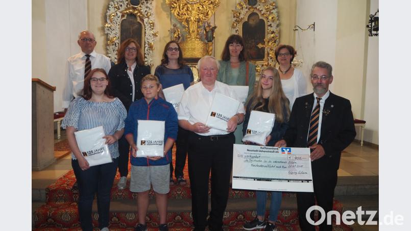 Pfarrer Erwin Bauer dankt im Namen der Ministranten für die 400 Euro-Spende. gz