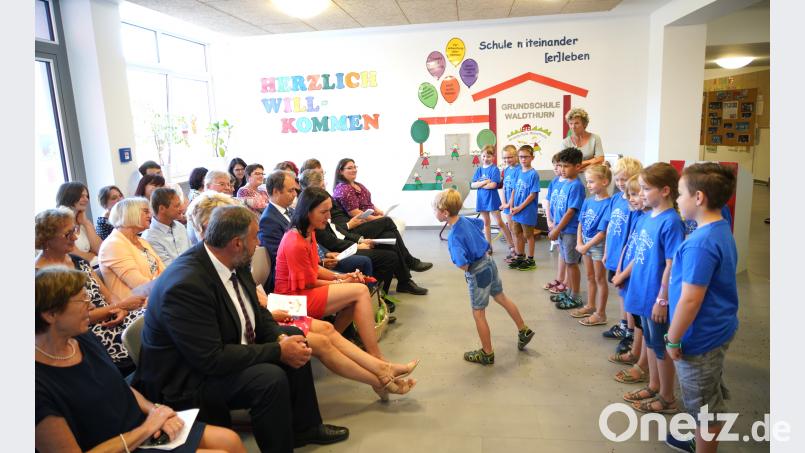 Die Schüler - hier die 1. Klasse - nehmen mit Wehmut Abschied von ihrer Rektorin fvo
