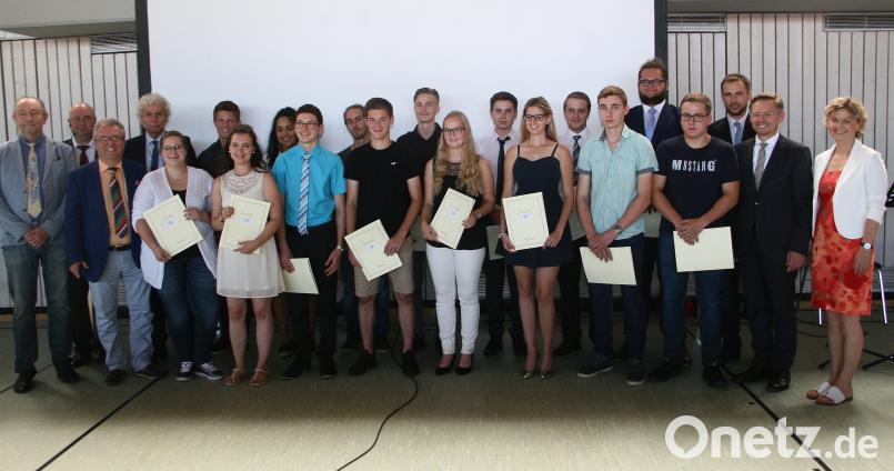 Höhepunkt der Entlassfeier an der Berufsschule ist die Nennung der Preisträger. Zusammen mit den Ehrengästen gratulierte die Schulleitung den Absolventen. wro