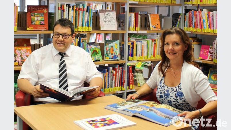 Bürgermeister Thomas Falter und Leiterin Christina Kostka freuen sich über die positive Entwicklung der Bücherei. Hirsch