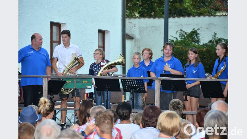 Im "Vororchester" verstärkt Daniela Prüll aus Vohenstrauß (Dritte von rechts) die jungen Bläser. fjo