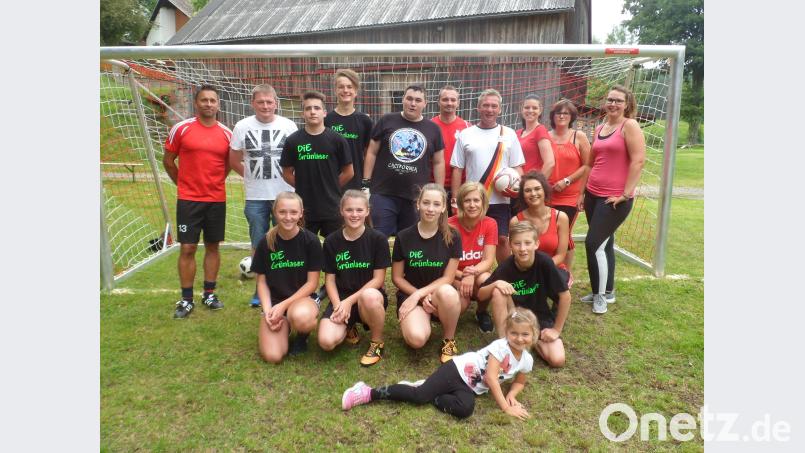 Die beiden Grünlaser Fußballmanschaften, eine Damenauswahl und Jugendliche aus Grünlas. soj