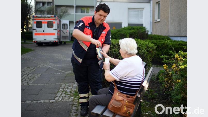 An heißen Tagen brauchen vor allem ältere Menschen immer wieder medizinische Hilfe. Oft geht es dann darum, schnell Flüssigkeit zuzuführen Britta Pedersen/dpa-Zentralbild