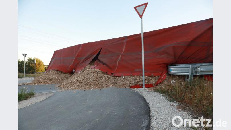 Ein Lastwagen hat bei einem Unfall bei Neumarkt Hackschnitzel verloren. Jürgen Masching