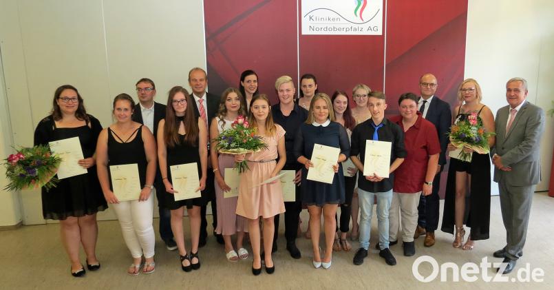 14 Absolventen der Berufsfachschule für Krankenpflegehilfe Neustadt/WN erhalten das Zeugnis zum Krankenpflegehelfer, die drei Besten bekommen Blumen. Dobmeier