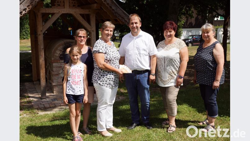 Elfriede Stock mit Tochter Sophie (von links) und Irmgard Zintl sowie (von rechts) Sabine Kastner und Martina Sticht überreichen an Holger Hassel eine Spende für das SOS-Kinderdorf. bkr