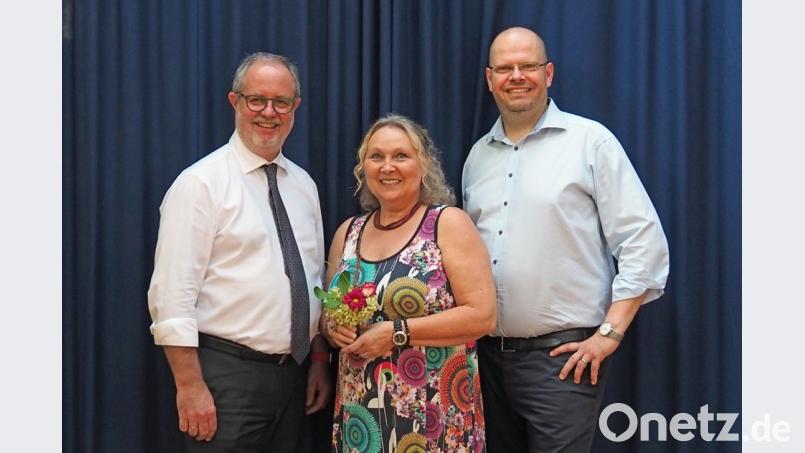 Direktor Reinhard Hauer (links) und Personalratsvorsitzender Stefan Gilch verabschieden Schulpsychologin Dagmar Mortler. exb