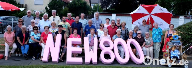 Nachbarschaftliche Bande werden beim Treffen der beiden AWO-Ortsvereine von Neustadt und Floß im Garten des AWO-Heimes gepflegt. le