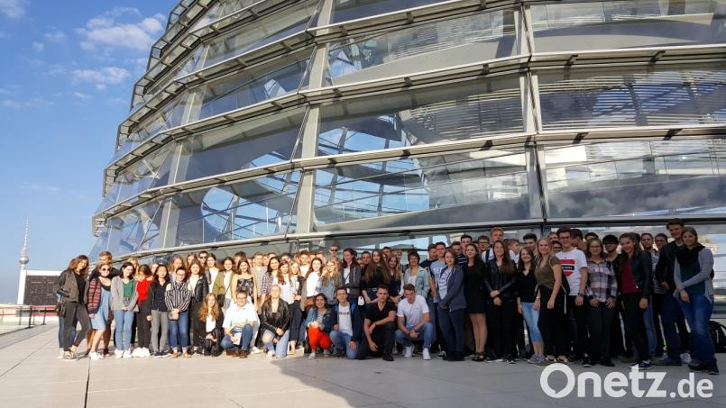 „Wir fahren nach Berlin“: Mit „wir“ sind die Elftklässler des Gymnasiums gemeint. Gleich zum Auftakt ihres Aufenthalts in der deutschen Hauptstadt besuchen sie den Deutschen Bundestag und erklimmen den Reichstag mit seiner großen Kuppel. exb