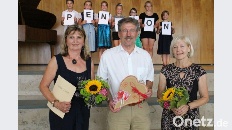 Elisabeth Koch (von links), Georg Hammer und Gabriele Günther nehmen Abschied von der Grund- und Mittelschule. Michaela Lowak