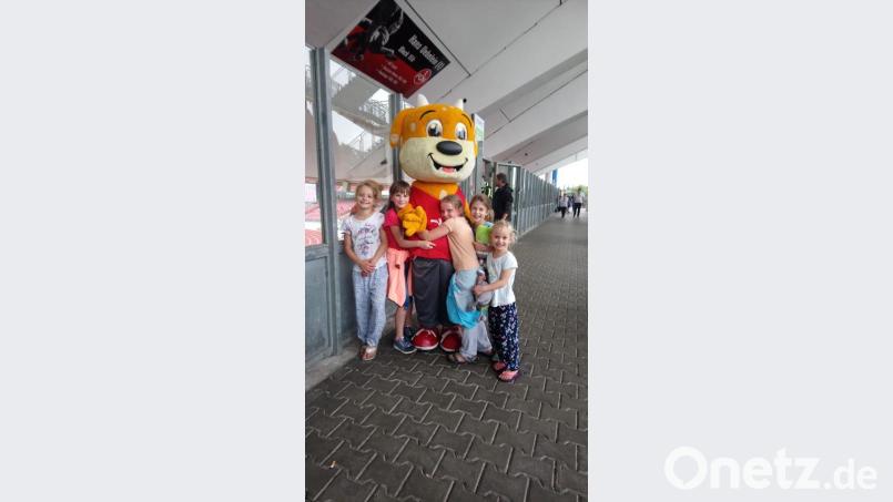 Die Kinder mit Maskottchen Jule.. aur