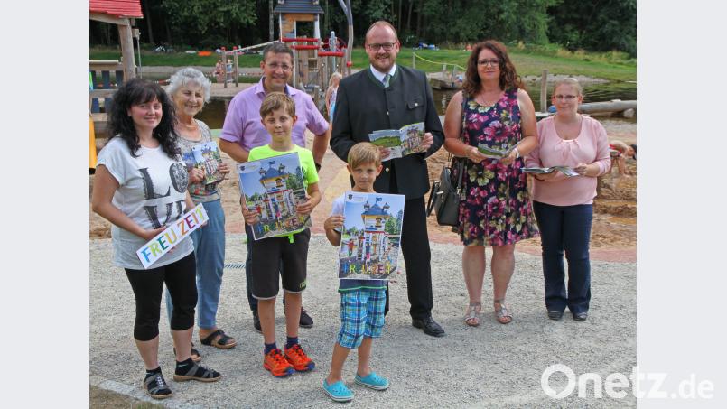 "FREU.ZEIT" heißt es am Flossenbürger Gaisweiher. Landrat Andreas Meier und sein Team stellen einen Freizeitkatalog für Kinder vor – eine vom Landratsamt sorgfältig zusammengestellte Stoffsammlung, die Spaß macht. nm