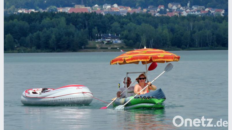 "Das ist Urlaub daheim", freut sich Iris und springt aus dem Gummiboot. "Ich muss jetzt erst mal ins Wasser", ruft sie Charly zu mit dem sie über den Steinberger See gepaddelt ist. Wilhelm Amann