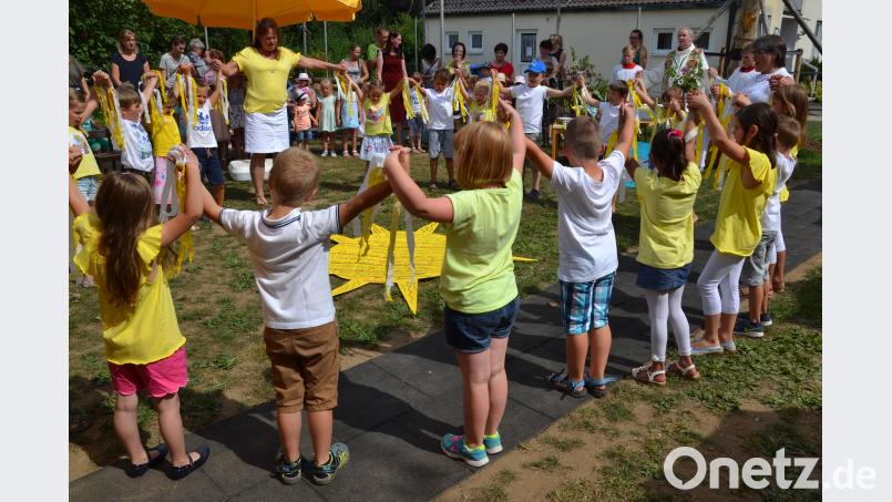 Die Vorschulkinder setzten das Evangelium von der kostbaren Perle und dem Schatz im Acker mit einem Puzzle und einem Tanz beim Sommerfest um. gi