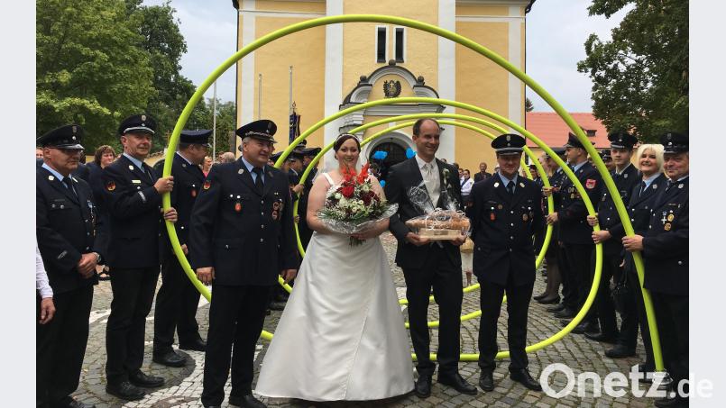 Neben den Kollegen der Braut von der Sparkasse formierten sich auch die Feuerwehren nach dem festlichen Gottesdienst zu einem Spalier. mab