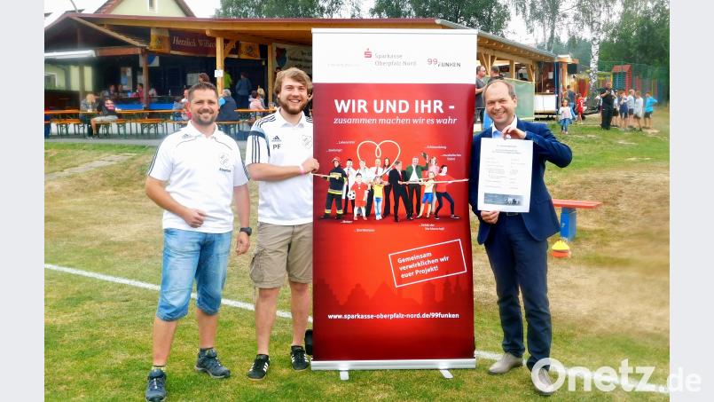 Über das gelungene Crowdfunding-Projekt, die witterungsfeste Überdachung in Massivbauweise (im Hintergrund), freuen sich von links ASV-Vorsitzender Stephan Veigl sowie Filialbereichsleiter Peter Ferber und Vorstand Hans-Jörg Schön von der Sparkasse Oberpfalz Nord. hai