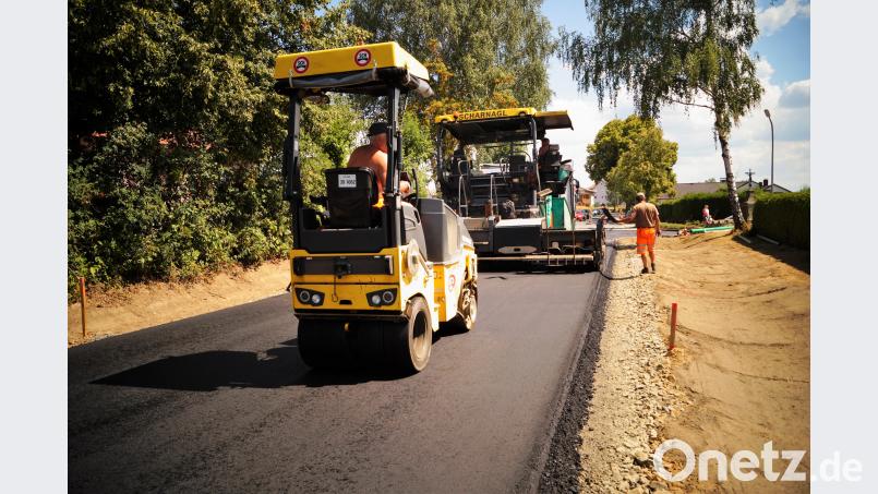 Die Straße am Engberg ist bald fertig, die Maschinen sind schon auf Höhe des Kindergartens. arw