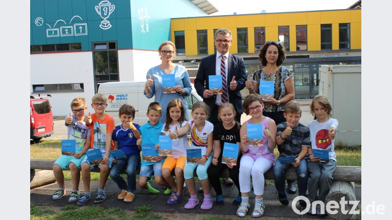 Die für die Ferienbetreuung bereits angemeldeten Schüler (vorne) sind schon gespannt, mit welchen Aktionen ihnen die schulfreie Zeit verkürzt wird. Das Angebot stellten (hinten, von rechts) Rektorin Sabine Bauer, Bürgermeister Martin Birner und Lehrerin Ewa Gubernat vor. pko