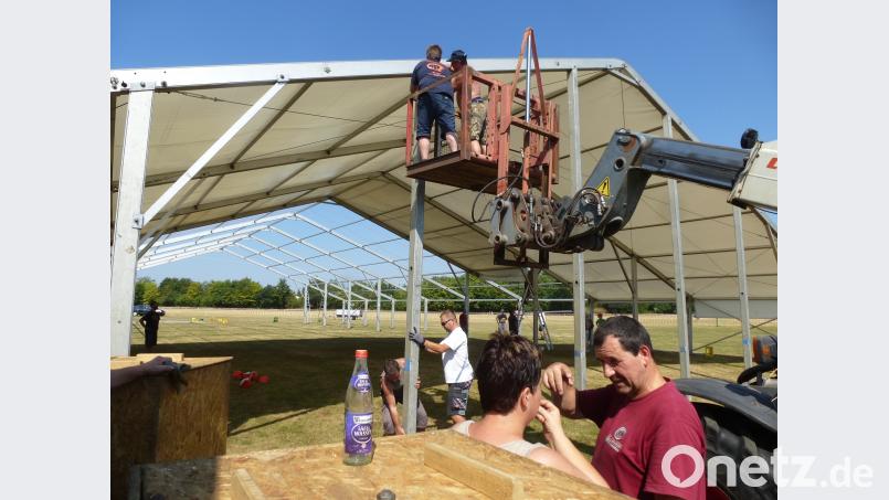 32 Mann haben den Aufbau des 2000 Personen fassenden Festzelts geschultert. bk
