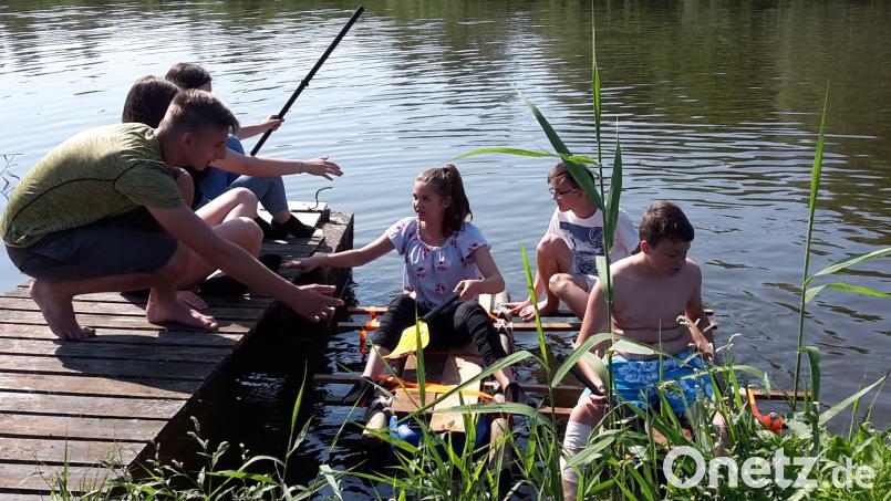 Auf den selbstgebauten Floßen paddelten die Mittelschüler über den Eglseeweiher ans andere Ufer. Der Projekttag förderte den Zusammenhalt und bestärkte die Schüler im Erarbeiten von Lösungen. dob
