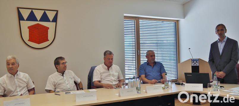 David Rester (stehend) erläutert die Planungen für Alia. Mit dabei (von links) sind der Sprecher des Pfarrgemeinderats, Wolfgang Krauß, der Vorsitzende des Vereins Sega, Klaus Gebel, Luce-Aufsichtratsvorsitzender Christian Engel sowie Bürgermeister Ludwig Biller. Bühner