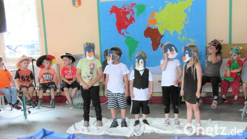 Die putzigen Pinguine vor der Weltkarte auf der Eisscholle. hl