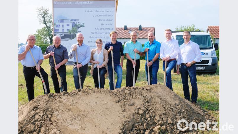 Im Baugebiet „Steinäcker“ entstehen an der Eschenbacher Ortseinfahrt ein bemerkenswertes Wohnprojekt mit insgesamt 16 barrierefreie Eigentumswohnungen. Zum Spatenstich traten Bauherren sowie Vertreter der Stadt und der Projekt- und Baufirmen an. Unser Bild zeigt (von links) die Bürgermeister Klaus Lehl und Peter Lehr, die Bauherren Michael und Corinna Dromann sowie Daniel Sper, zweiten Bürgermeister Karl Lorenz, Projektentwickler Stephan Rötzer, Projektleiter Stefan Grabinger und Gerhard Gruber von der Baufirma. do