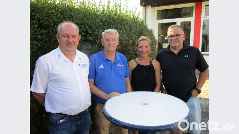 Kreisjugendleiter Klaus Meier aus Vilseck) sowie die Gruppen-Jugendleiter Karl-Heinz Luber (Weiden), Katrin Gsell (Auerbach) und der Weidener Willibald Fritz (von links) sind in den kommenden vier Jahren für den Spielbetrieb der Junioren im Fußballkreis Amberg/Weiden verantwortlich. bra