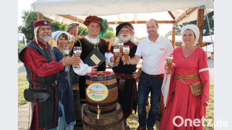 Bürgermeister Martin Birner (Vierter von links) und Markus Lehrnbecher, Verkaufsleiter der Brauerei Jacob (Zweiter von rechts), stoßen mit Vertretern des Festspielvereins auf einen erfolgreichen Mittelaltermarkt an. mp