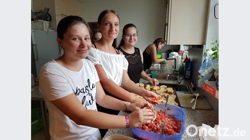 Die Vorspeise wird hergerichtet. adj