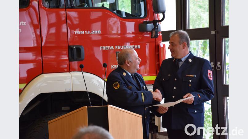 Kreisbrandrat Andreas Wührl (links) überreicht in der Feierstunde an Kemnaths Feuerwehrkommandanten Peter Denz (rechts) die Urkunde, die die Fahrzeugübergabe an die Feuerwehr Kemnath besiegelt. mde