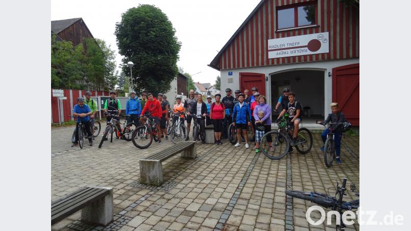 Die Radlfahrer stellen sich zum Erinnerungsfoto zusammen. exb