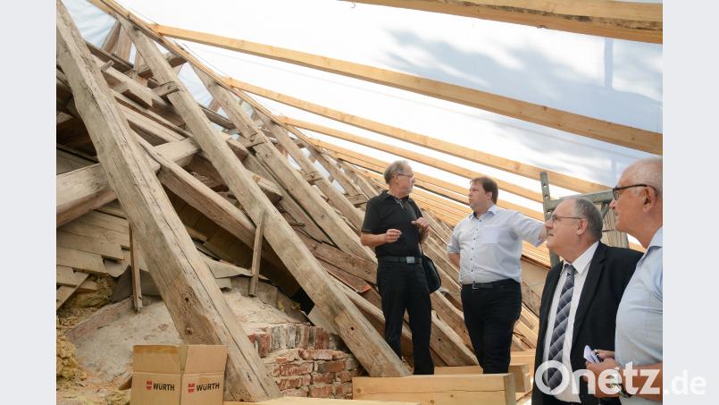 Vor dem historischen Dachstuhl von St. Sebastian diskutieren (von links) Architekt Walter Bauer, Bezirksheimatpfleger Tobias Appl, Bezirkstagsvizepräsident Lothar Höher und Kirchenpfleger Karl Süß die Besonderheiten bei der Sanierung. Gabi Schönberger