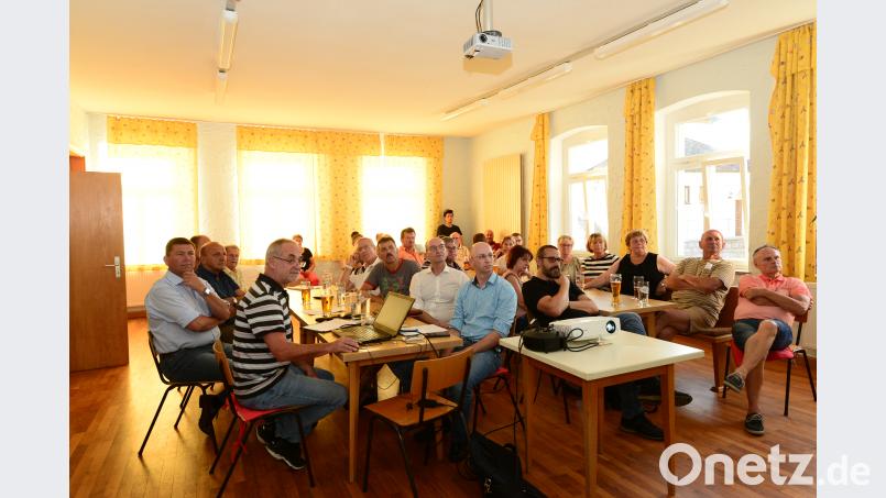 Herbert Käs (vorne links) stellt den Burkhardsriethern nochmals den Brückenbau vor und informiert auch über die Probleme mit den Baufirmen und dem Naturschutz wegen der Laichzeit der Fische. bey