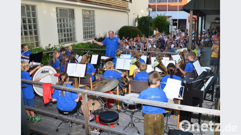 Die "Nachwuchsbläser" sind nur eines von mehreren Orchestern, die unter Gesamtleitung von Hermann Mack (stehend, Mitte) ein großes Publikum zum Staunen bringen. fjo
