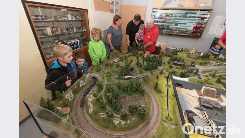 Gerade die Kinder sind von der kleinen Wunderwelt der Windischeschenbacher Modelleisenbahner hellauf begeistert. dtr