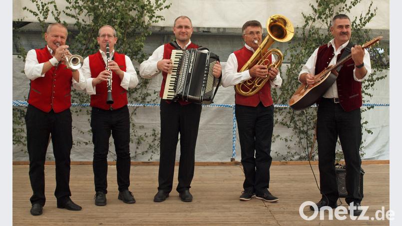 Die Stoapfalz-Krainer spielen beim Seniorennachmittag in Ensdorf zünftig auf. sön