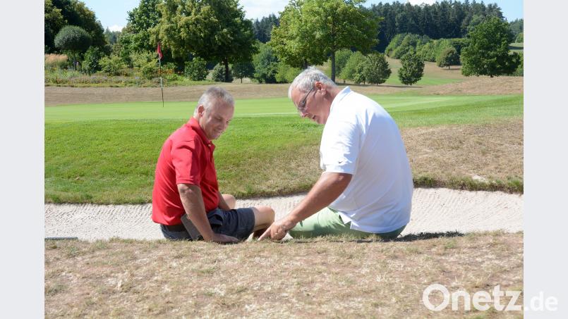 Haben die Hitze im Griff, trotz brauner Stellen im Gras: Greenkeeper Ian MacNiven und Geschäftsführer Detlef Hennings (rechts). Gabi Schönberger
