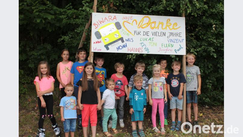 An die Stifter des Kindergartenbusses, den ehemaligen Trägerverein St. Michael und die Begleiter richtet sich das „Dankeschön“ der Oberbibracher. – ein besonderes Abschiedsgeschenk anlässlich der Einstellung des Angebots zum Ende des Kindergartenjahres. edo