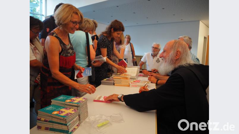 Pater Anselm Grün signiert gerne einige Bücher der Besucher. krb