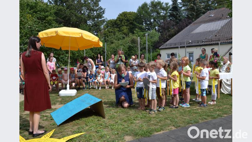 Die Vorschulkinder setzten das Evangelium von der kostbaren Perle und dem Schatz im Acker mit einem Puzzle und einem Tanz beim Sommerfest um. gi