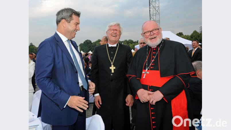 Noch haben sie gut zu lachen: Doch die Wortwahl des Ministerpräsidentes Markus Söder (CSU, von links) gefällt Heinrich Bedford-Strohm, Landesbischof der Evangelisch-Lutherischen Kirche in Bayern, und Reinhard Marx, Erzbischof von München und Freising nur sehr bedingt. Ursula Düren/dpa