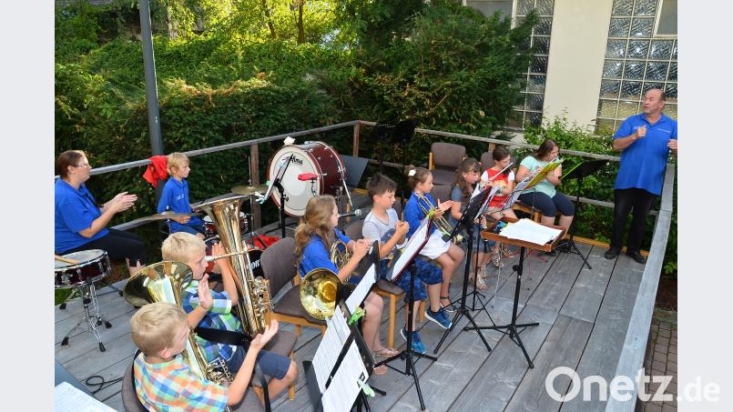 Pamela Bauer (links) unterstützt die "Anfangsbläser" nicht nur, sondern kümmert sich auch um die Transporte der Kinder, informierte Hermann Mack (rechts). fjo