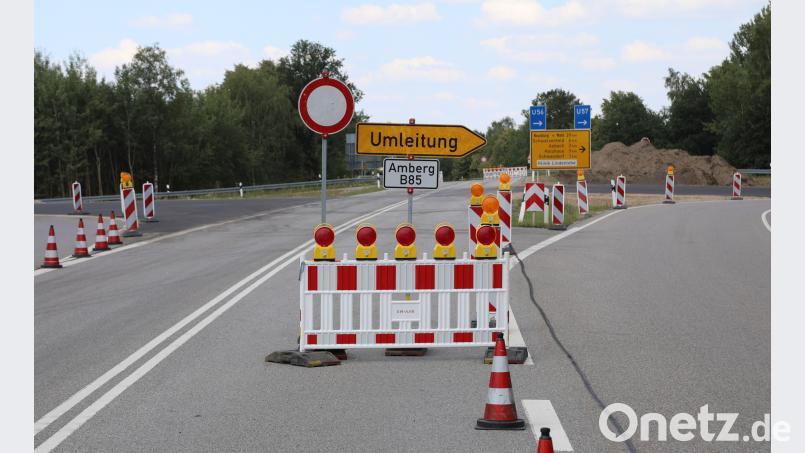 Noch ist die Schwandorfer Nordumgehung gesperrt. In zwei Wochen könnte der Verkehr wieder fließen, meint das Staatliche Bauamt. Bild: Götz