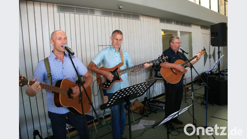 Die Lehrerband Anton Vogl, Hans Gebhard und Martin Betz (von links) sorgte mit ihrer Musik für Abwechslung. wro