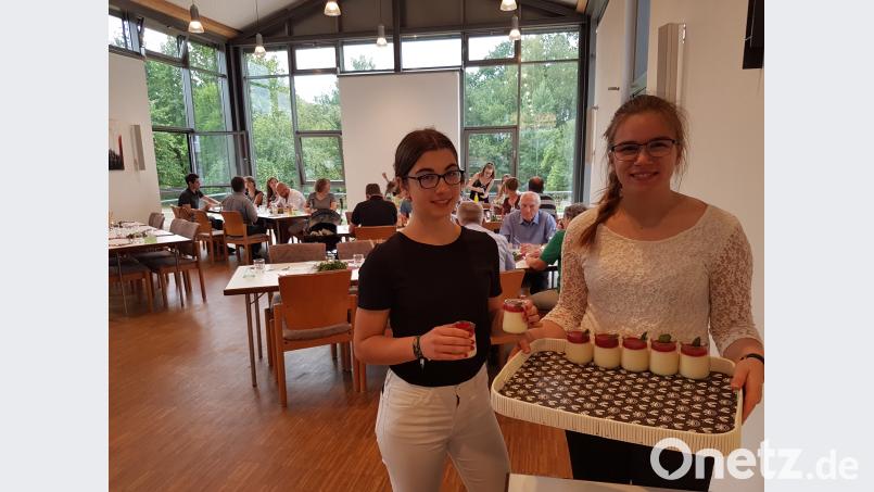 Es gibt Panna Cotta. adj