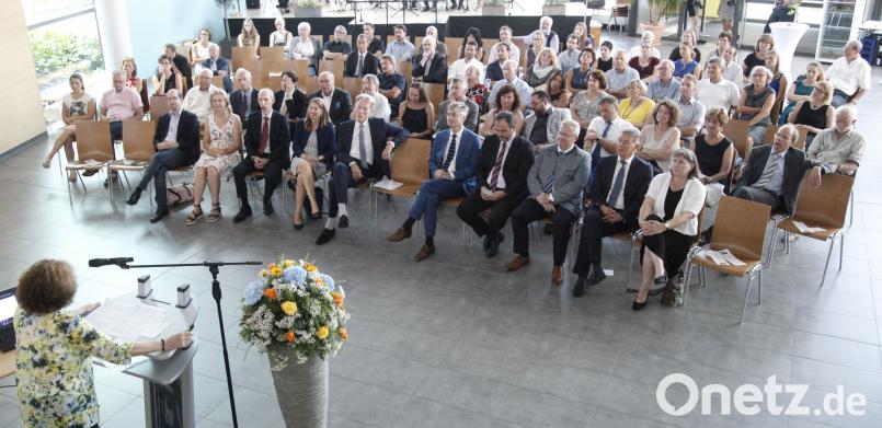 Zahlreiche ehemalige Leiter, Lehrer und Schüler hatten sich zum Festakt in der Aula des Gymnasiums eingefunden. Hirsch