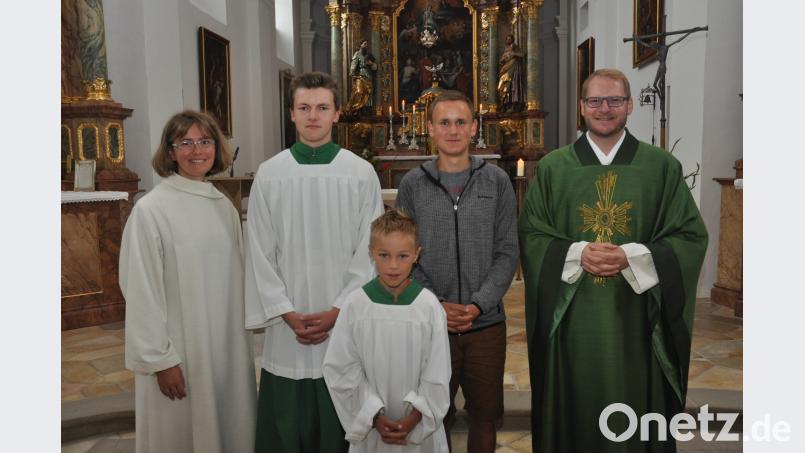 Jonas Reger (vorne) steht ab sofort als Ministrant am Altar. Oberministrant Michael Biegerl (Zweiter von links) kümmert sich um den Neuen. Sebastian Kurzka (Zweiter von rechts) hört auf. dob