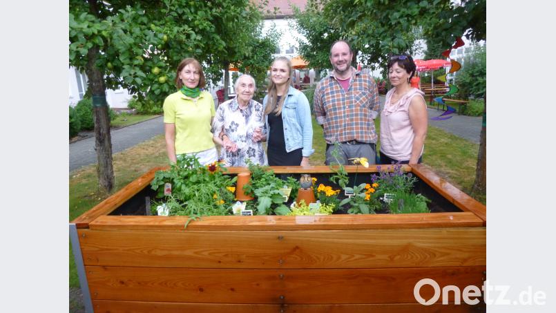 Das neue Hochbeet im Garten des Altenheimes St. Josef Pressath. Von links nach rechts: Astrid Brühler, Martina Kirchberger, Objektleiterin Sabine Kneidl, Hausmeister Max Schwärzer, Heimleiterin Christine Tschanuer. is